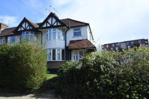 Ground floor 2 bedroom maisonette with private garden in Neasden