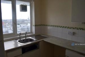 3 bedroom flat in Blake Court